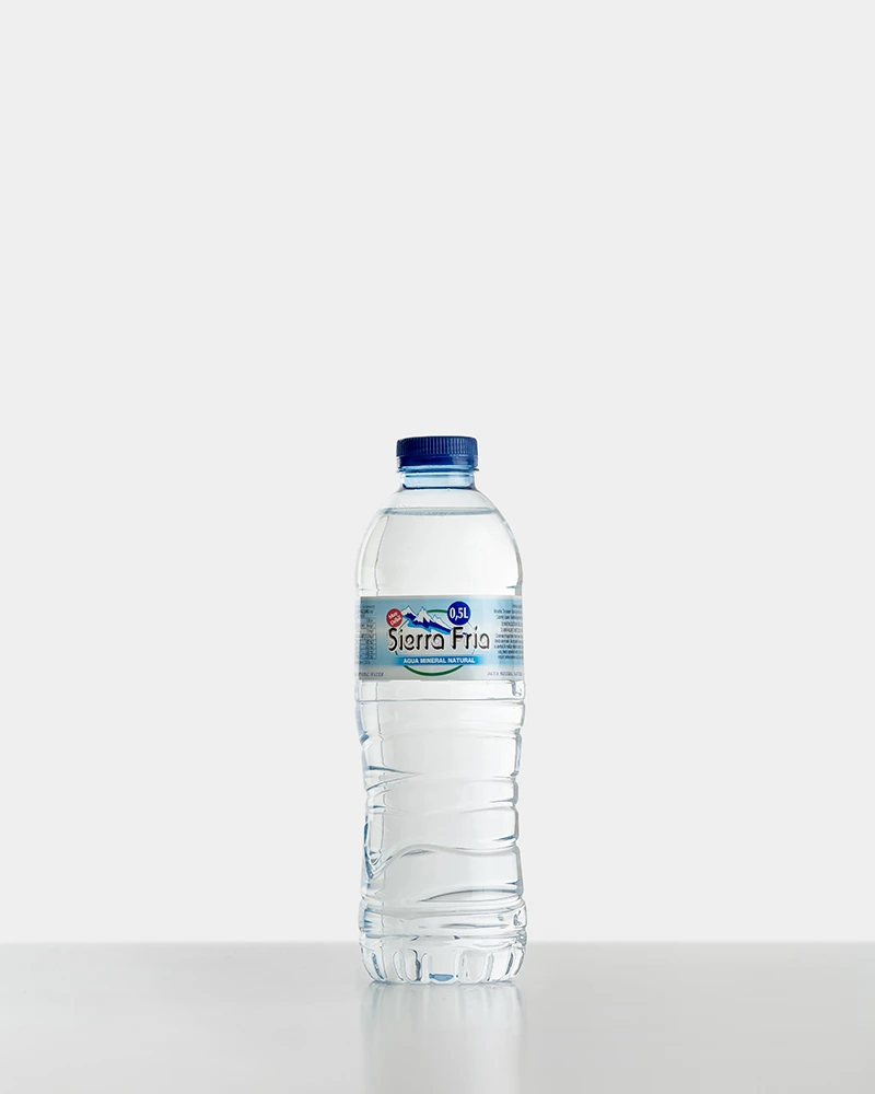 envase de presentación del agua sierra fría de medio litro